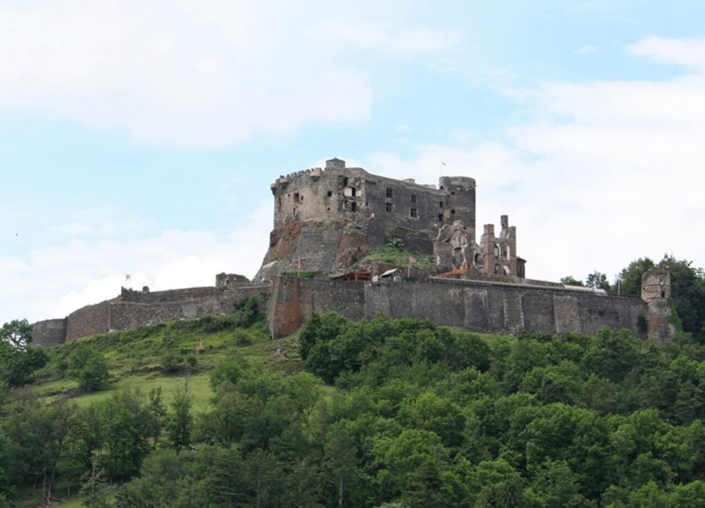 Le château de Murol, sur son piton basaltique