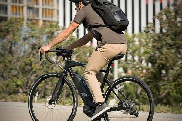 yamaha-ebikes-2018-urban-rush-onyx-black-pedalling-left-side-city